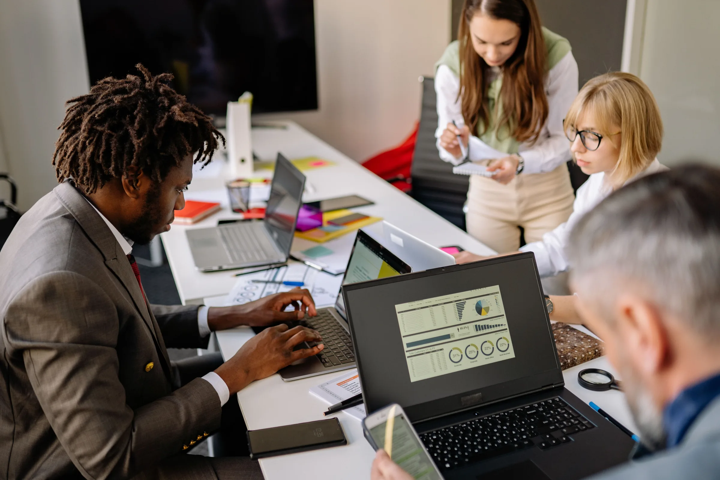 Associés préparant les formalités de création d’une SAS