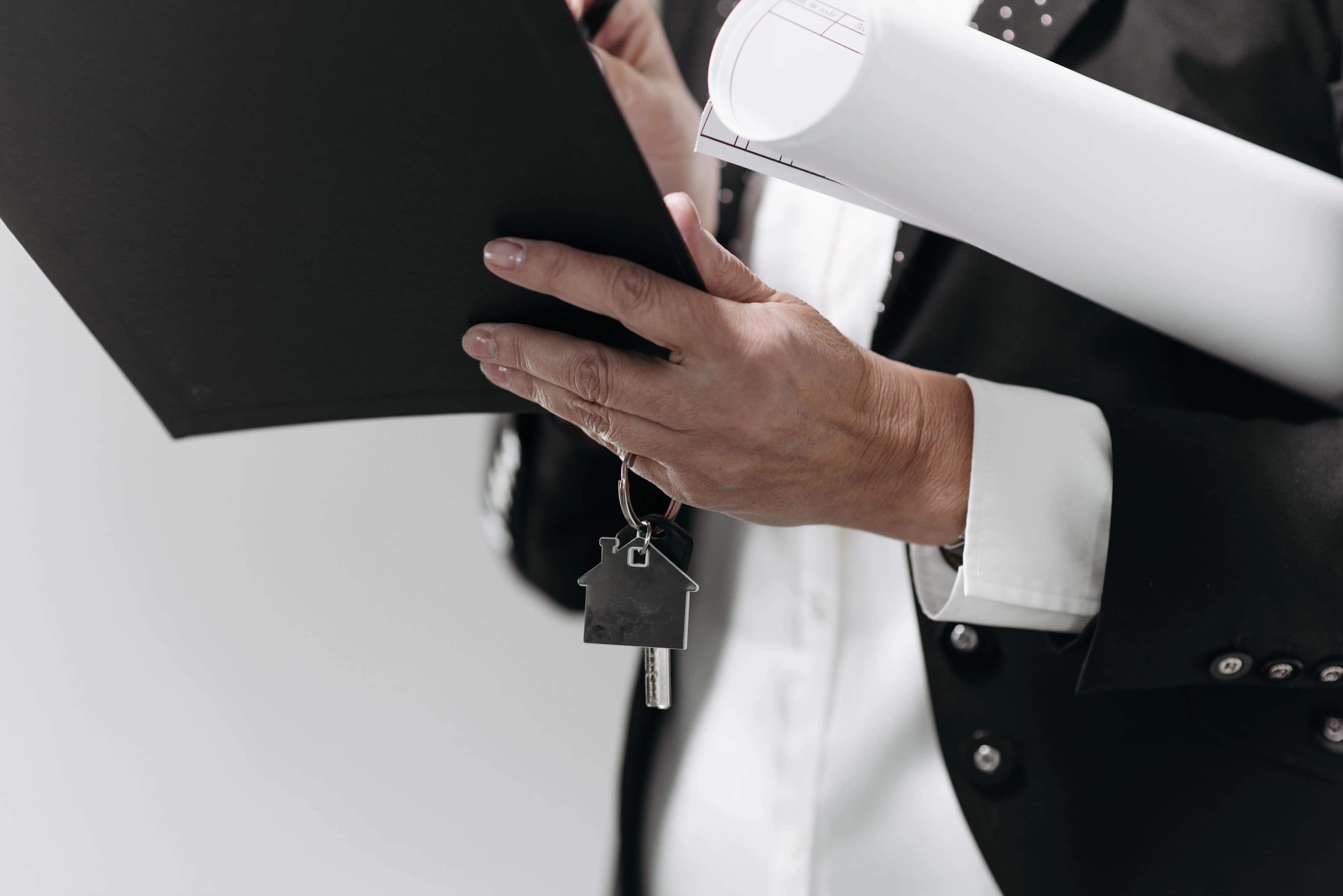 Dirigeant préparant les justificatifs du siège social de sa société